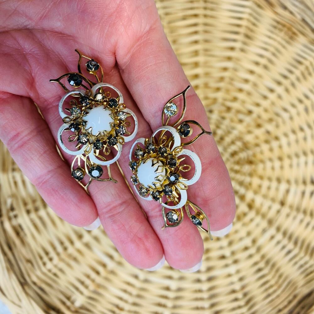 Vintage 50s 60s Gold White Enamel Rhinestones 3D